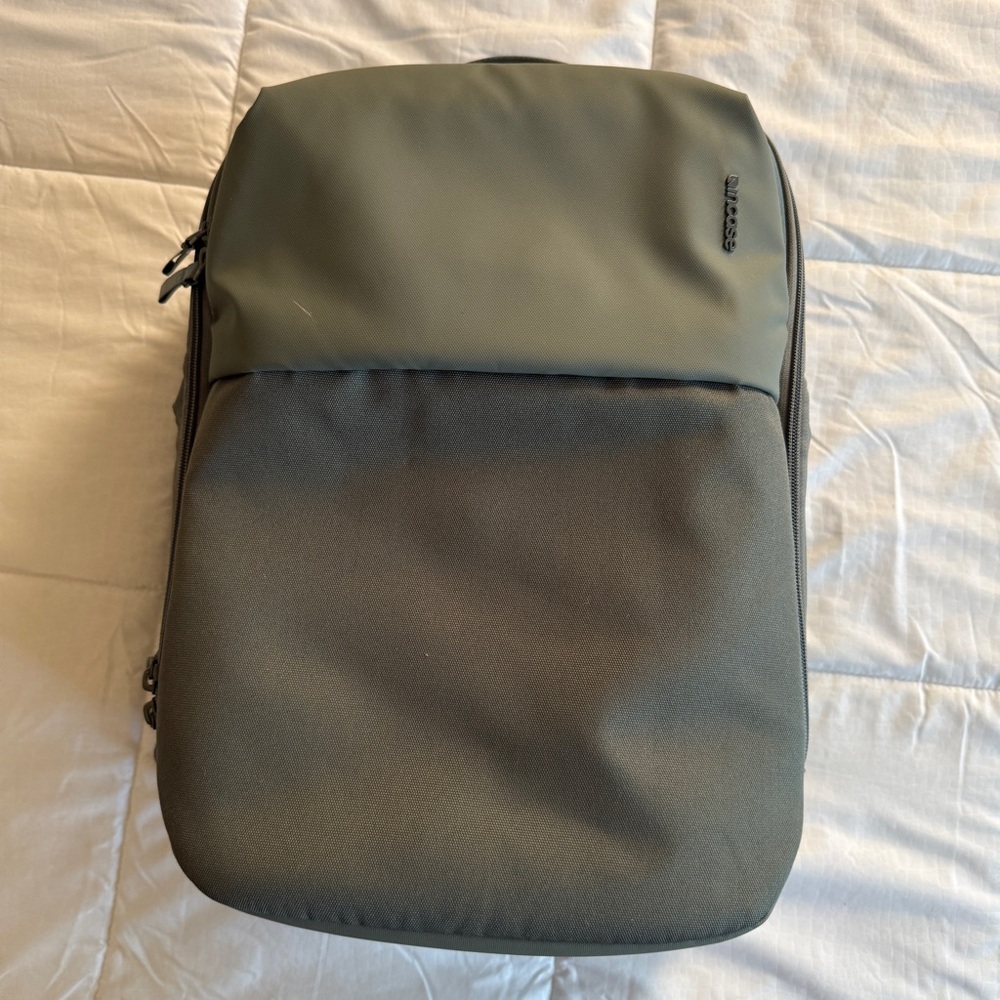 Incase A.R.C. Daypack 24L in Smoked Ivory